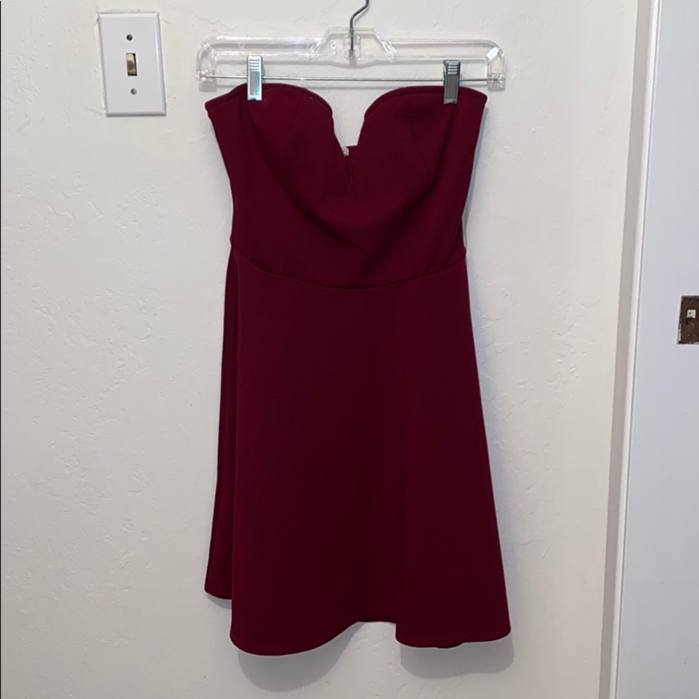 Maroon strapless dress. Size M.